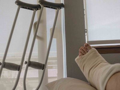 Bein i gips og krykker Bein i gips og krykker