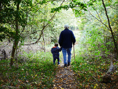 Bestefar og barnebarn i skogen