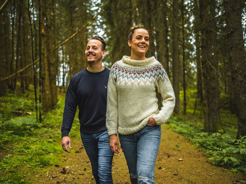 Ungt par i skogen