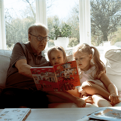 Bestefar leser