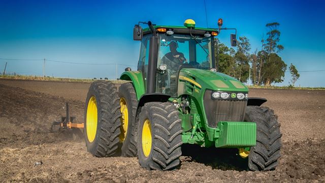 Traktor som horver