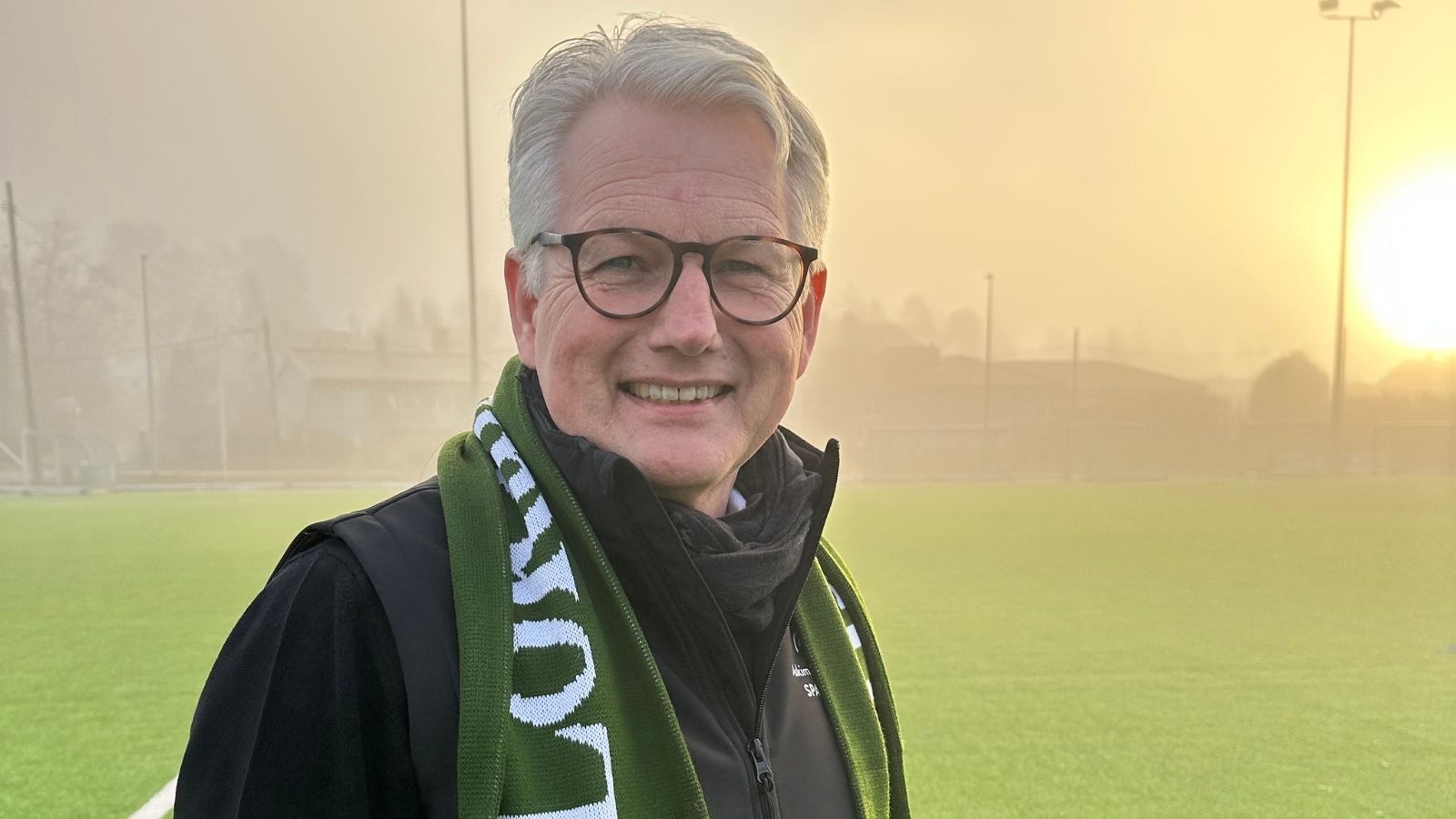 Øyvind på en fotballbane i solnedgang